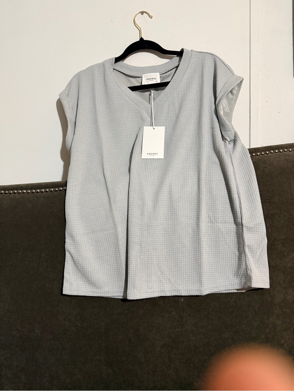 NWT ANDREE BY UNIT pearl Gray Short Sleeve V-Notch Knit Top